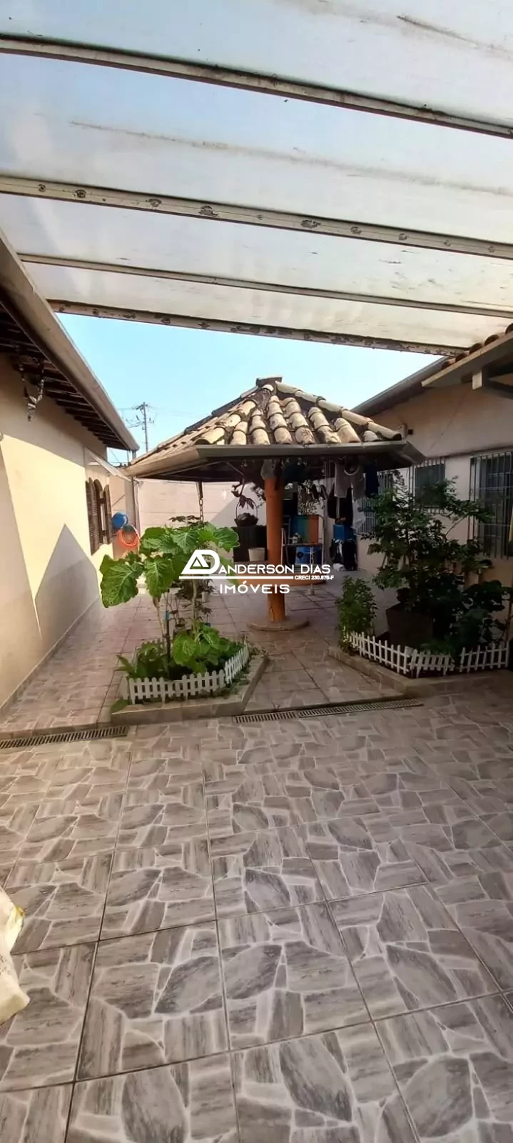Casa com 3 dormitórios e edícula  à venda, 360 m² por R$ 690.000 - Jd. Britânia - Caraguatatuba/SP