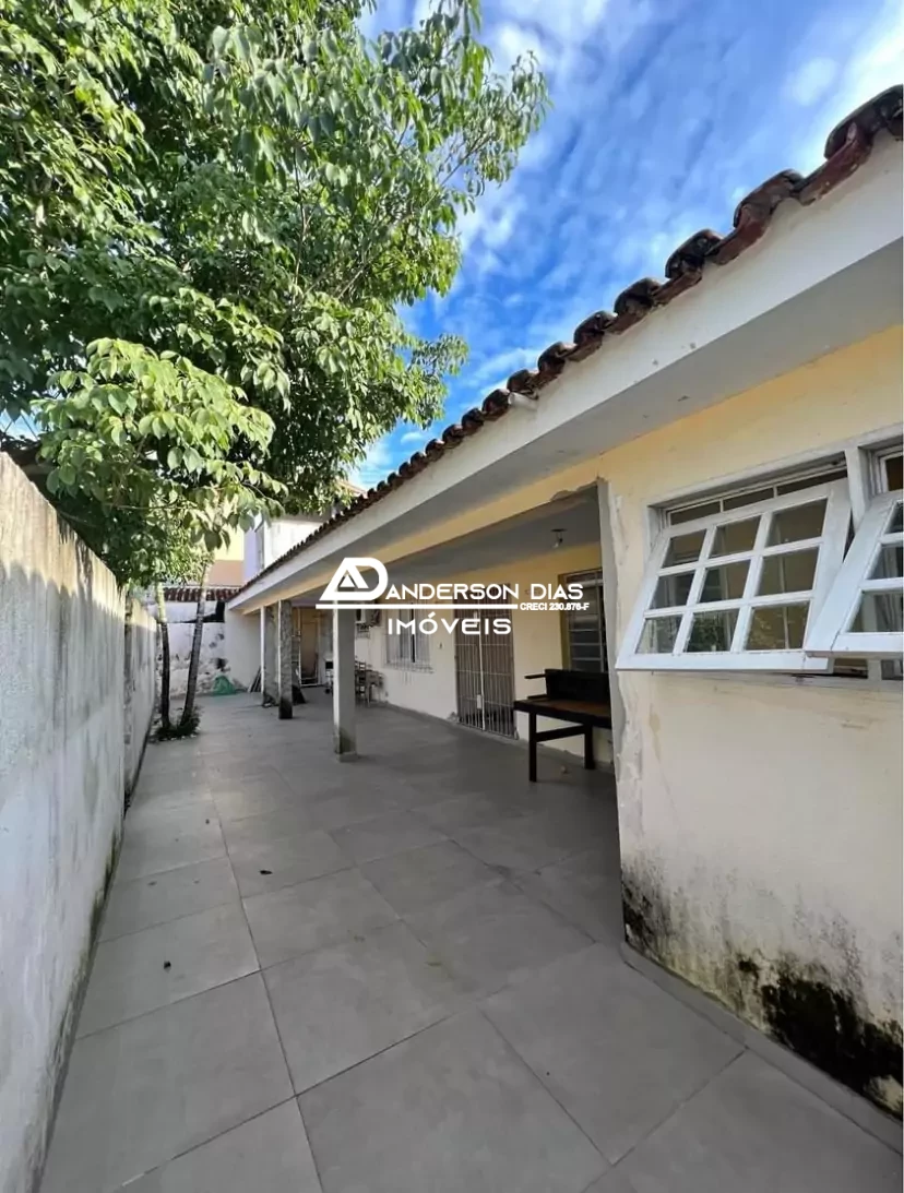 Casa com 2 Dormitórios, sendo 1 suíte com 90,00m² para Locação Comercial e Residencial por R$ 2.900,00 - Centro - Caragu