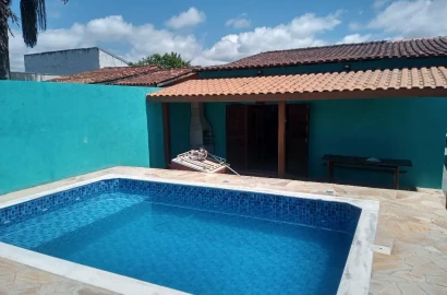 Casa com 2 dormitórios sendo 1 suíte para aluguel definitivo, 97.250 m²  por R$ 2.600/Mês - Golfinho - Caraguatatuba/SP.
